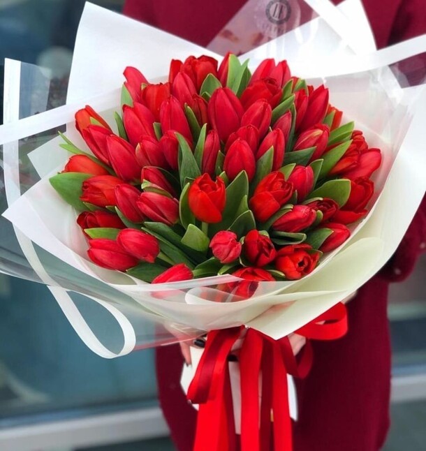 Букет красных тюльпанов 51, артикул F1369563 - 12169 рублей, доставка по городу. Flawery - доставка цветов