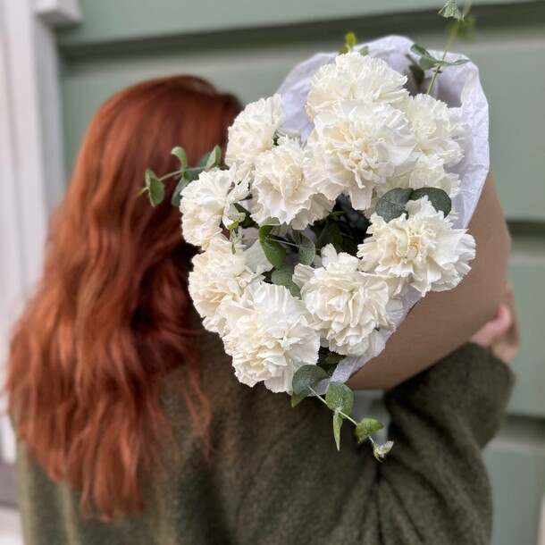 Букет диантус и эвкалипт 11 шт (моно 082), артикул F1334844 - 4060 рублей, доставка по городу. Flawery - доставка цветов