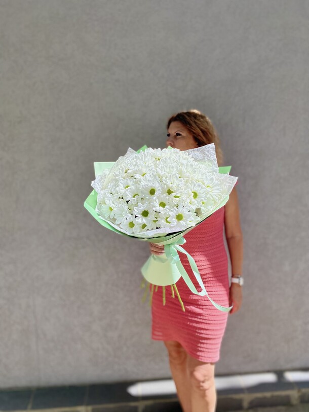 Букет с ромашковой хризантемой, артикул F1195047 - 5590 рублей, доставка по городу. Flawery - доставка цветов