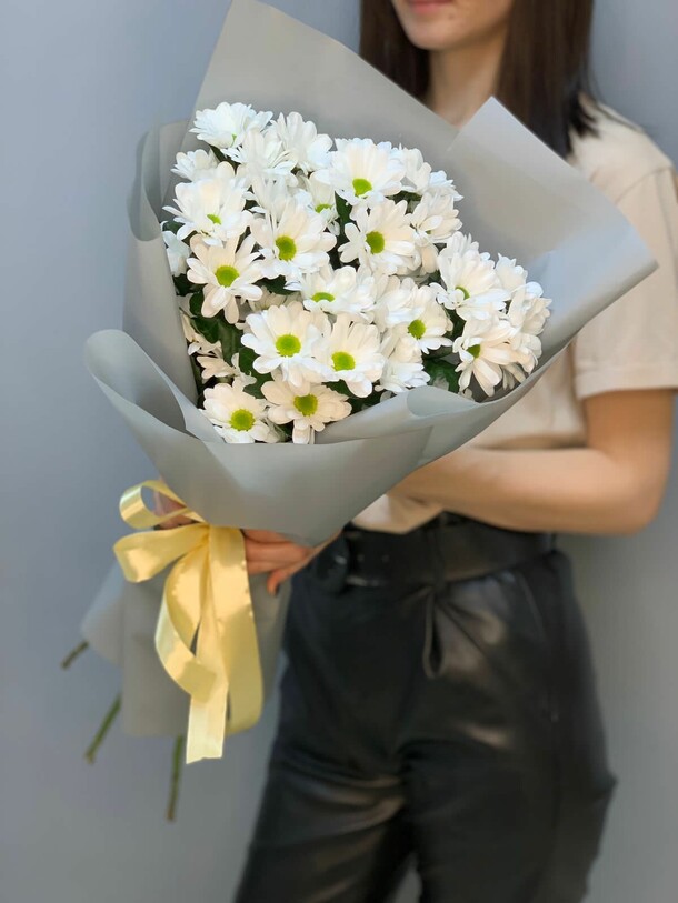 Букет с кустовой хризантемой, артикул F1227486 - 2190 рублей, доставка по городу. Flawery - доставка цветов