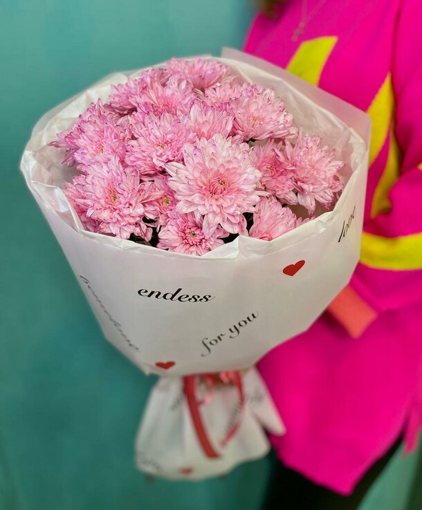 Букет с розовой хризантемой, артикул F1246937 - 3490 рублей, доставка по городу. Flawery - доставка цветов