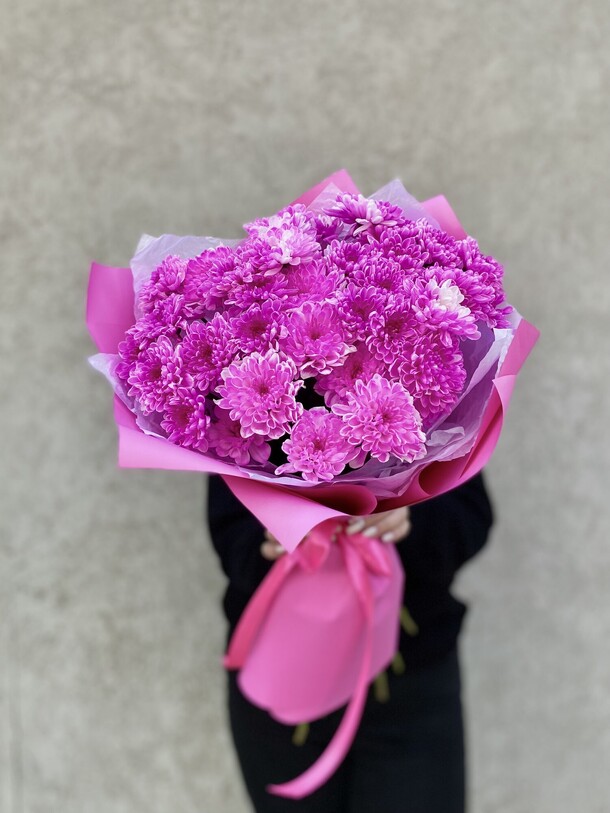 Букет с розовой хризантемой, артикул F1330112 - 3490 рублей, доставка по городу. Flawery - доставка цветов