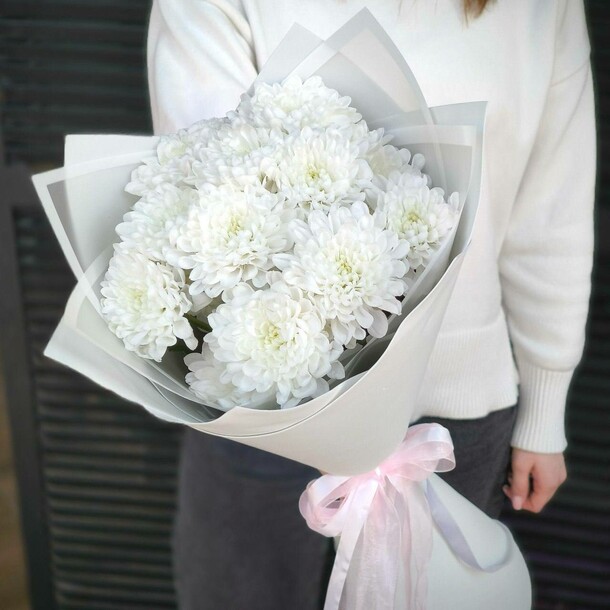 Букет с белой хризантемой, артикул F1330128 - 2490 рублей, доставка по городу. Flawery - доставка цветов