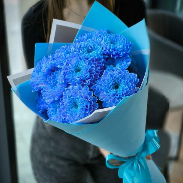 Букет с синей хризантемой, артикул F1330129 - 2490 рублей, доставка по городу. Flawery - доставка цветов
