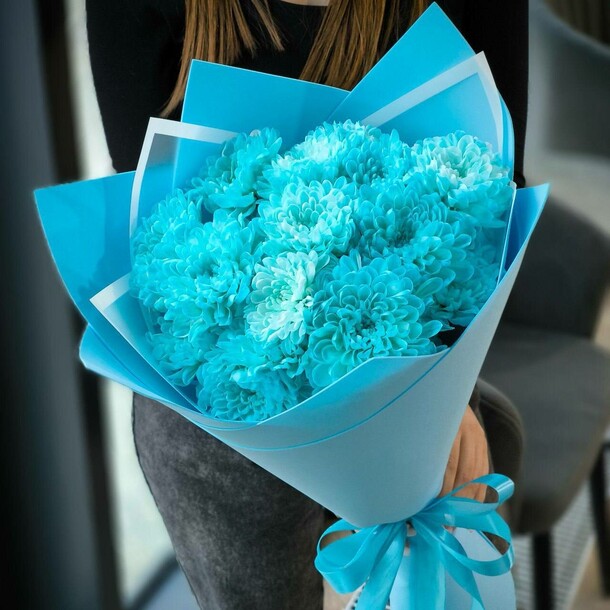 Букет с голубой хризантемой, артикул F1330131 - 2490 рублей, доставка по городу. Flawery - доставка цветов