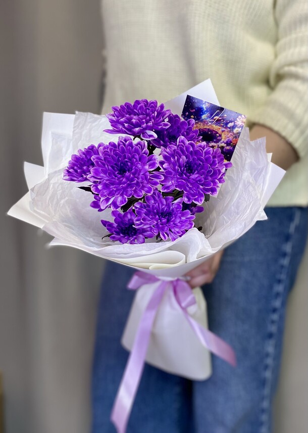 Букет комплимент с фиолетовой хризантемой, артикул F1365106 - 1490 рублей, доставка по городу. Flawery - доставка цветов