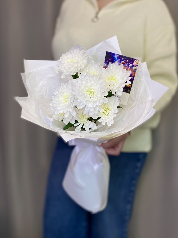 Букет комплимент с белой хризантемой, артикул F1365107 - 1490 рублей, доставка по городу. Flawery - доставка цветов