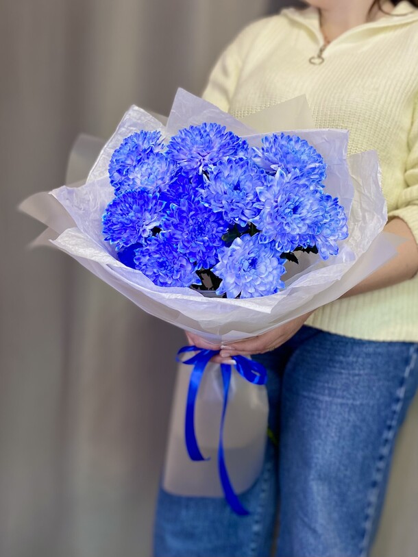 Монобукет с синей хризантемой, артикул F1365112 - 2490 рублей, доставка по городу. Flawery - доставка цветов