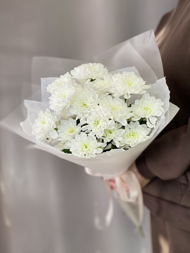 Монобукет с белой хризантемой, артикул F1365548 - 2490 рублей, доставка по городу. Flawery - доставка цветов