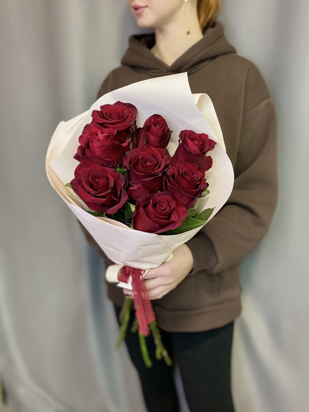 Красные розы в упаковке, артикул F1365560 - 3990 рублей, доставка по городу. Flawery - доставка цветов