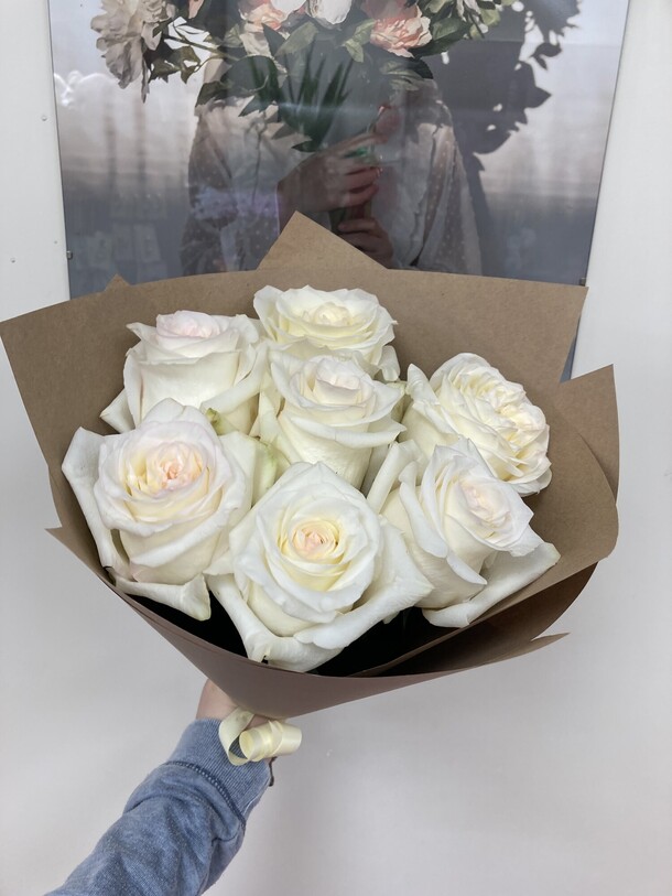 7 ароматных роз, артикул F1081544 - 3135 рублей, доставка по городу. Flawery - доставка цветов