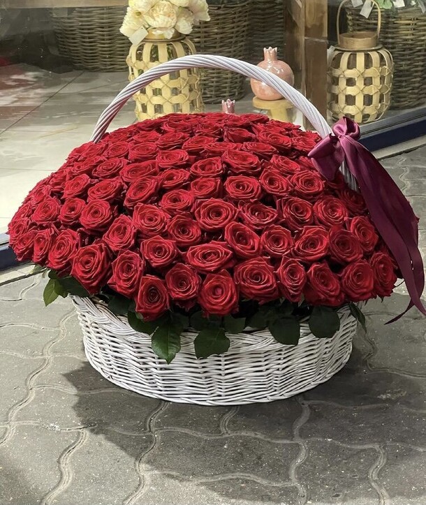 101 роза в корзине, артикул F1280919 - 35000 рублей, доставка по городу. Flawery - доставка цветов
