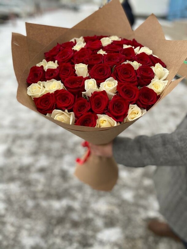 51 роза микс, артикул F1280979 - 10000 рублей, доставка по городу. Flawery - доставка цветов