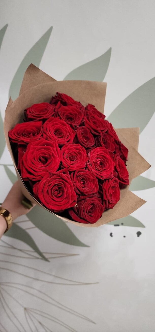19 красных одноголовых роз, артикул F1282710 - 3800 рублей, доставка по городу. Flawery - доставка цветов