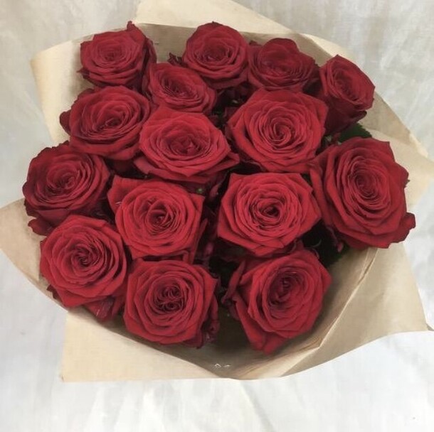 Букет 15 красных роз, артикул F1284485 - 5500 рублей, доставка по городу. Flawery - доставка цветов