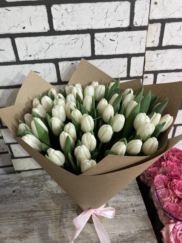 Букет 51 белый тюльпан, артикул F1374457 - 11550 рублей, доставка по городу. Flawery - доставка цветов