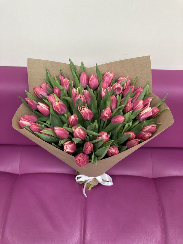 Букет 51 пионовидный тюльпан, артикул F1374460 - 14300 рублей, доставка по городу. Flawery - доставка цветов