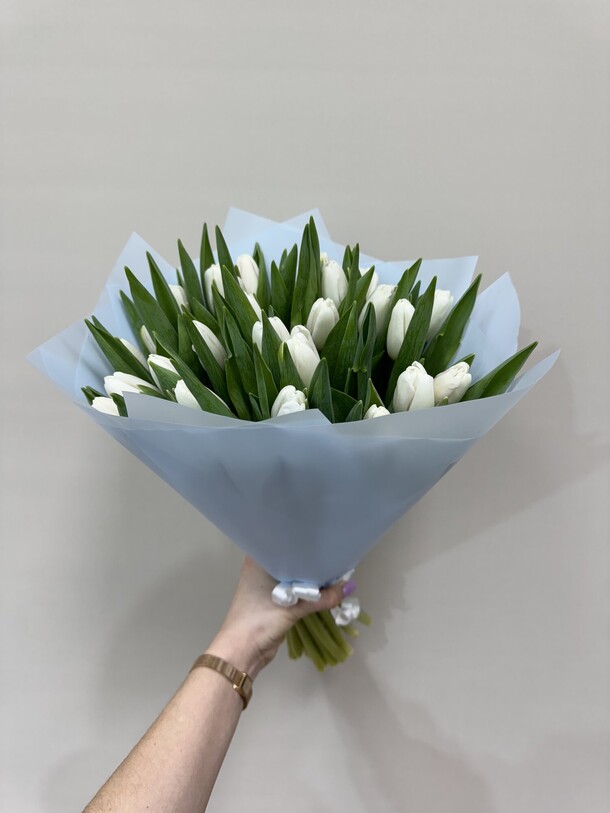Букет 25 белых тюльпанов, артикул F1386098 - 7800 рублей, доставка по городу. Flawery - доставка цветов