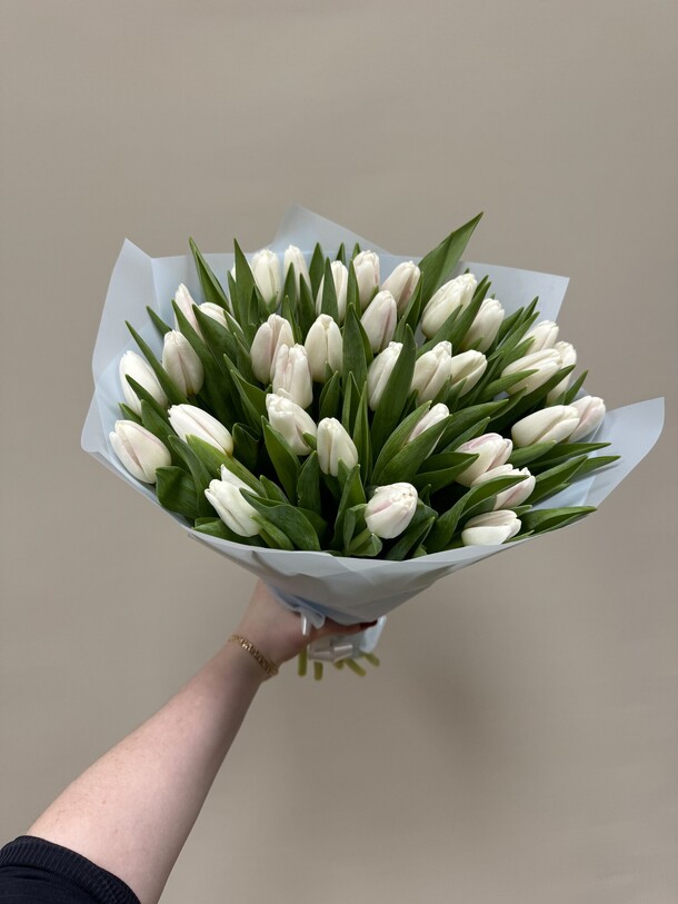 Букет 35 белых тюльпанов, артикул F1386100 - 10500 рублей, доставка по городу. Flawery - доставка цветов