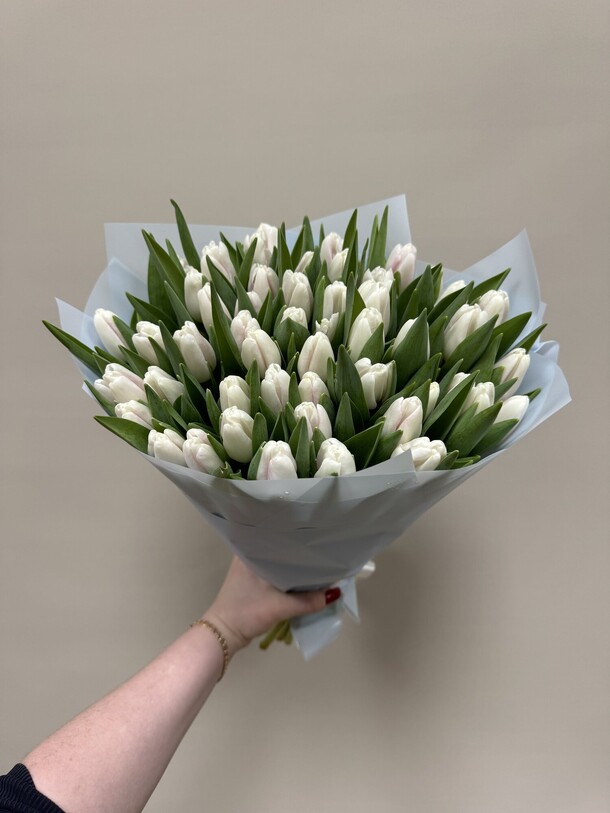 Букет 51 белый тюльпан, артикул F1386101 - 14500 рублей, доставка по городу. Flawery - доставка цветов