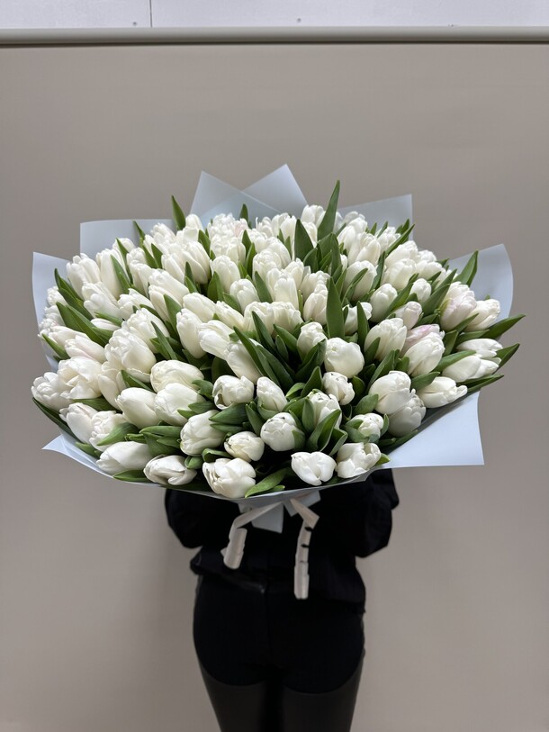 Букет 101 белый тюльпан, артикул F1386102 - 25000 рублей, доставка по городу. Flawery - доставка цветов