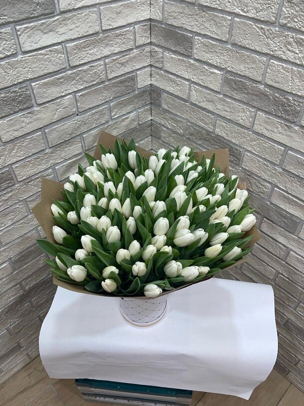 101 белый тюльпан, артикул F1386332 - 24200 рублей, доставка по городу. Flawery - доставка цветов
