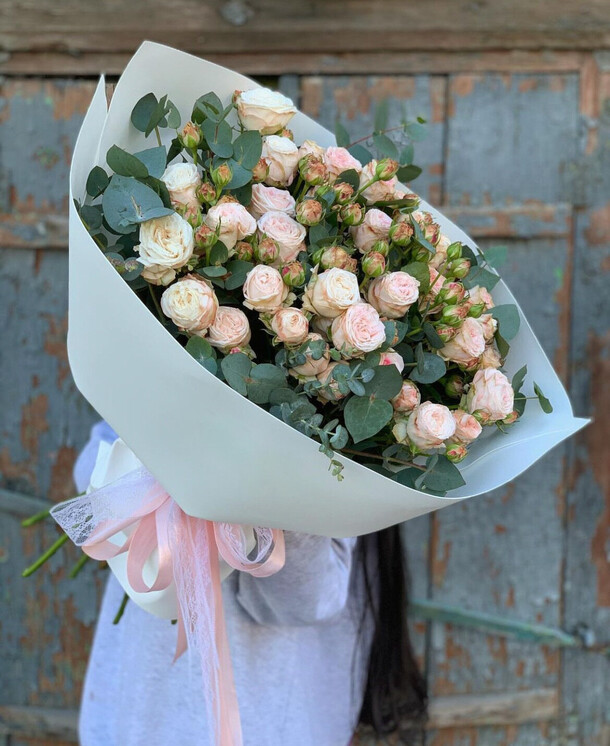 Букет из кустовых роз, артикул F1125355 - 13500 рублей, доставка по городу. Flawery - доставка цветов