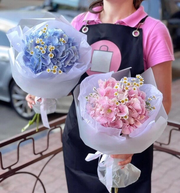 Букет с гортензией и ромашкой, артикул F1222116 - 2290 рублей, доставка по городу. Flawery - доставка цветов