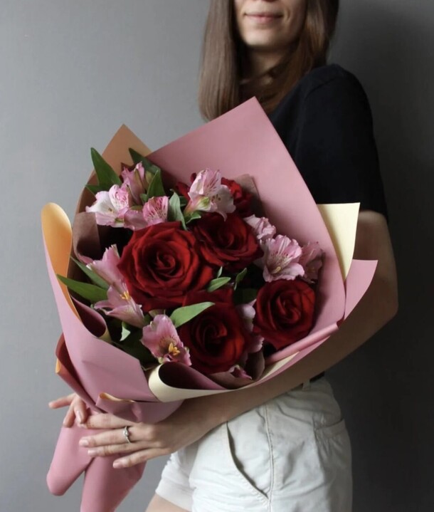 Сборный букет с розой, артикул F1222118 - 3890 рублей, доставка по городу. Flawery - доставка цветов