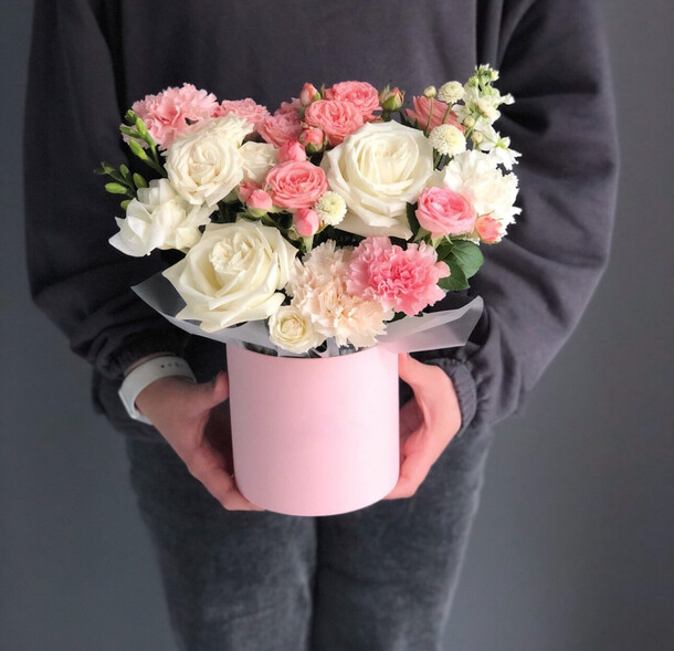 Сборная коробка цветов, артикул F1222146 - 3690 рублей, доставка по городу. Flawery - доставка цветов