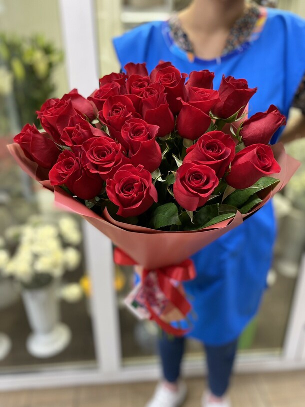 25 красных роз, артикул F1080829 - 11400 рублей, доставка по городу. Flawery - доставка цветов