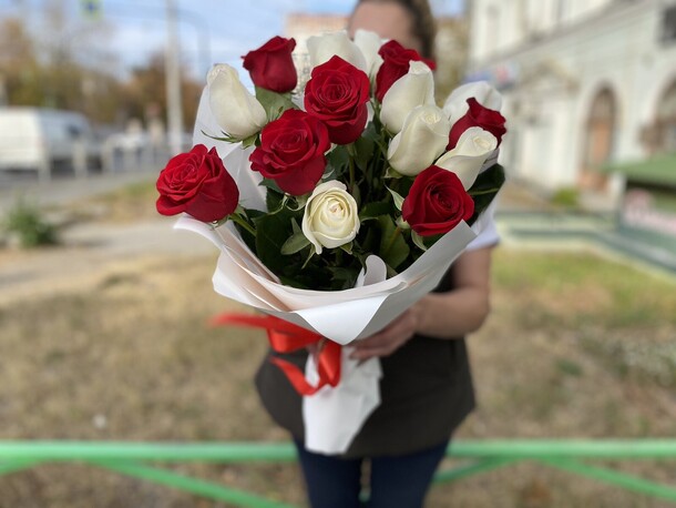 15 бело-красных роз, артикул F1080834 - 6450 рублей, доставка по городу. Flawery - доставка цветов