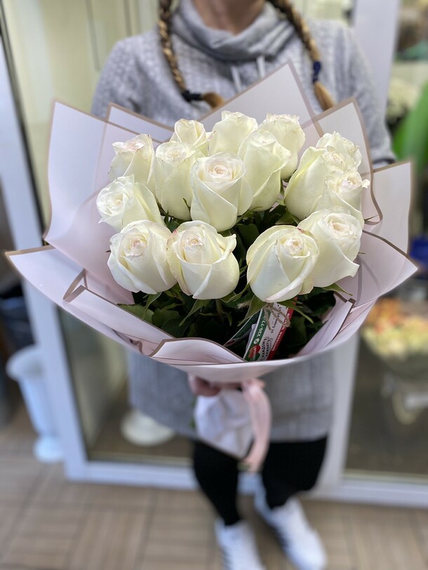 15 белых роз, артикул F1082828 - 5945 рублей, доставка по городу. Flawery - доставка цветов