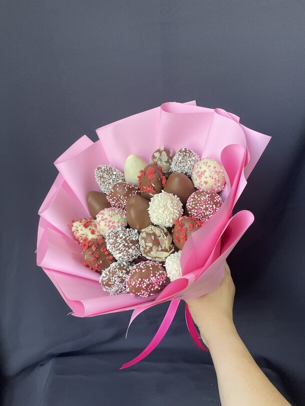 Букет из клубники в шоколаде, артикул F1250336 - 3500 рублей, доставка по городу. Flawery - доставка цветов