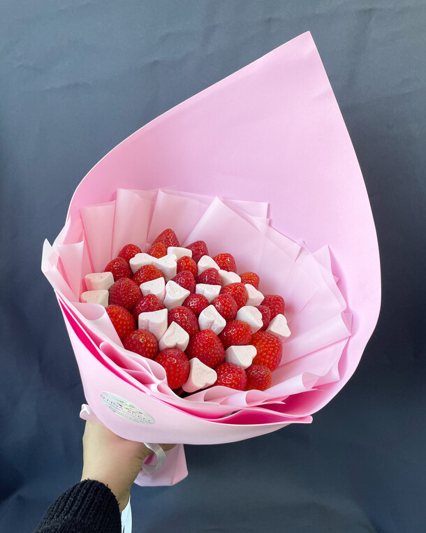 Клубничный букет мини, артикул F1250345 - 2750 рублей, доставка по городу. Flawery - доставка цветов
