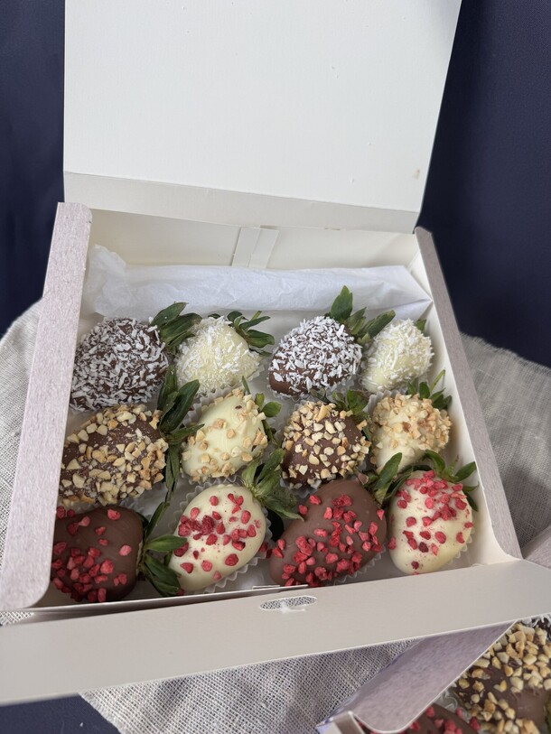 Клубника в шоколаде, артикул F1292361 - 2750 рублей, доставка по городу. Flawery - доставка цветов