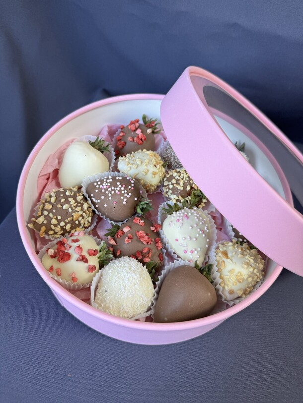 Клубника в шоколаде в шайбе, артикул F1292363 - 2970 рублей, доставка по городу. Flawery - доставка цветов