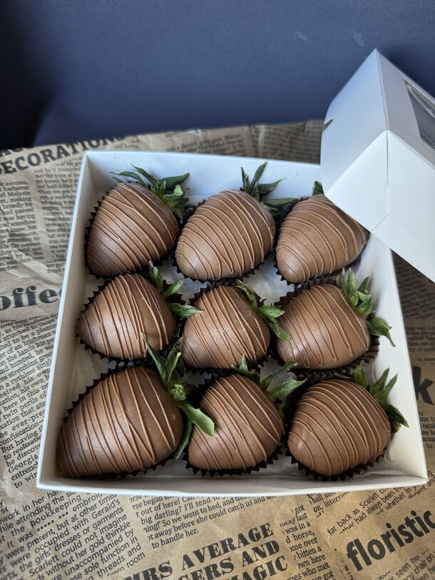 Клубника в молочном шоколаде, артикул F1292367 - 2200 рублей, доставка по городу. Flawery - доставка цветов