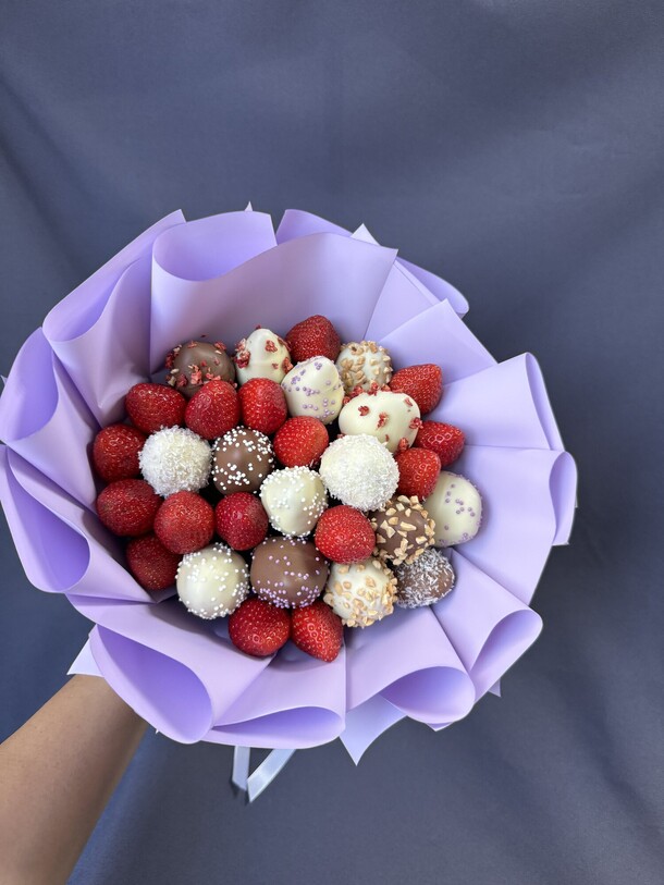 Клубничный букет, артикул F1321792 - 4290 рублей, доставка по городу. Flawery - доставка цветов