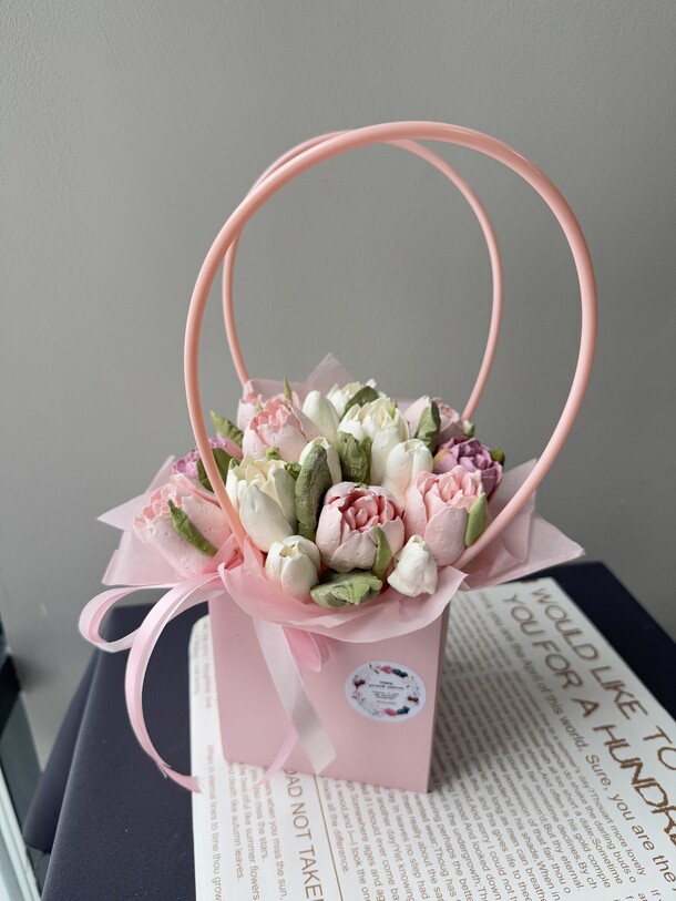 Сумочка с зефирными тюльпанами, артикул F1521241 - 2000 рублей, доставка по городу. Flawery - доставка цветов