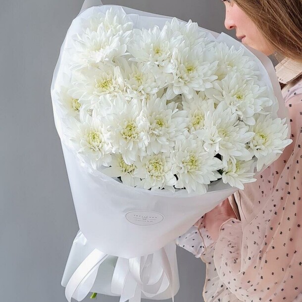 Белая хризантема 5 шт, артикул F1126548 - 3950 рублей, доставка по городу. Flawery - доставка цветов