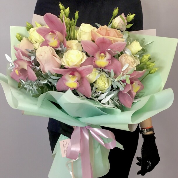 Букет с розовой орхидеей, артикул F1097687 - 5290 рублей, доставка по городу. Flawery - доставка цветов