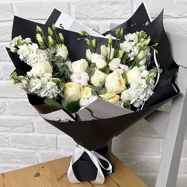 Розы белая эустома букет стильный, артикул F1082544 - 7590 рублей, доставка по городу. Flawery - доставка цветов