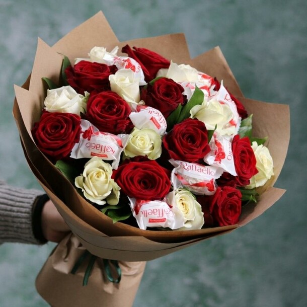 Розы и раффаэло, артикул F1082642 - 8580 рублей, доставка по городу. Flawery - доставка цветов