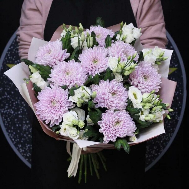Хризаньема эустома букет сиреневый, артикул F1082736 - 6380 рублей, доставка по городу. Flawery - доставка цветов