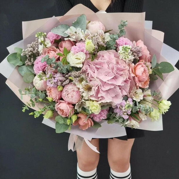 Нежный букет с гортензией пионовидной розой эвкалиптом, артикул F1082770 - 12694 рублей, доставка по городу. Flawery - доставка цветов