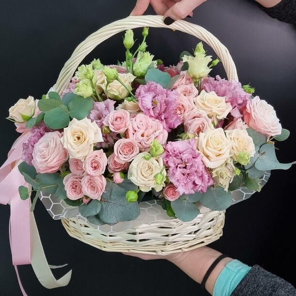 Корзинка с кустовой розой эустомой нежная, артикул F1082842 - 7095 рублей, доставка по городу. Flawery - доставка цветов