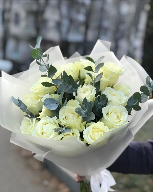 17 роз с эвкалиптом, артикул F1091182 - 4389 рублей, доставка по городу. Flawery - доставка цветов