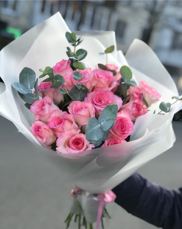 17 роз с эвкалиптом, артикул F1091183 - 4389 рублей, доставка по городу. Flawery - доставка цветов