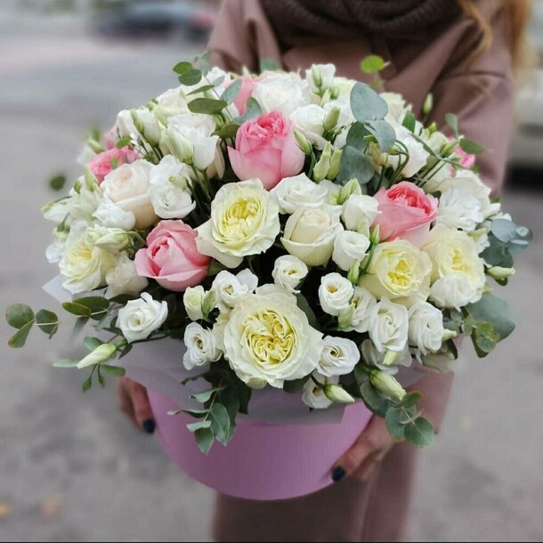 Композиция из роз и эустомы, артикул F1091469 - 8470 рублей, доставка по городу. Flawery - доставка цветов